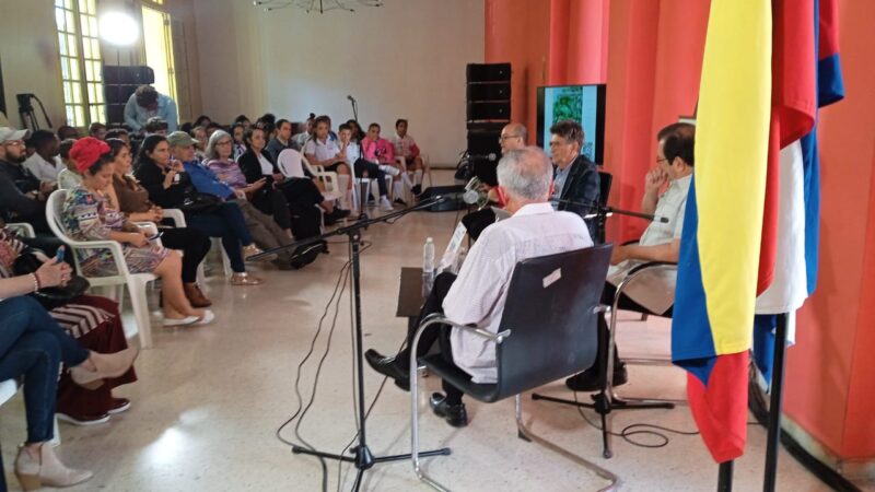 Exponen nuevo libro sobre infancia y juventud de Hugo Chávez