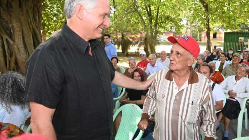 Intercambia Díaz-Canel con trabajadores de la construcción