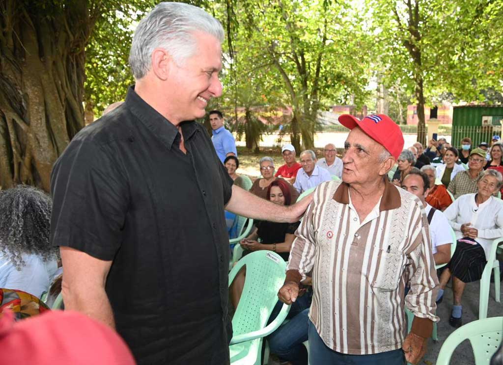 Intercambia Díaz-Canel con trabajadores de la construcción