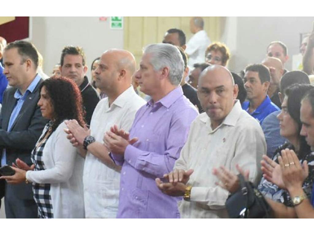 Participa presidente de Cuba en asamblea de aprobación de candidatura