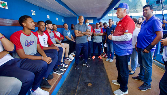 Presidente Díaz-Canel comparte con el equipo Cuba al V Clásico Mundial de Béisbol