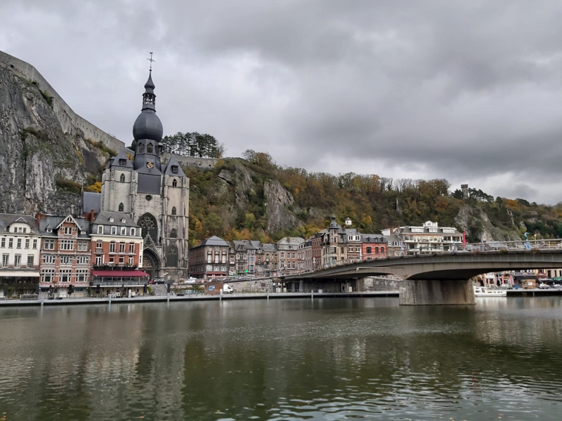 Vista de la ciudad de Dinant, Bélgica, la cuna del saxofón. Foto cortesía de Hortensia González González