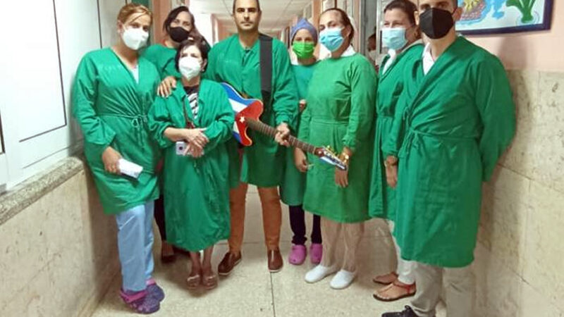 Elaín Morales, un hombre naranja (+Video)