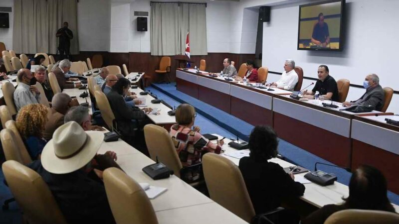 Díaz-Canel comparte prioridades culturales con artistas e intelectuales cubanos