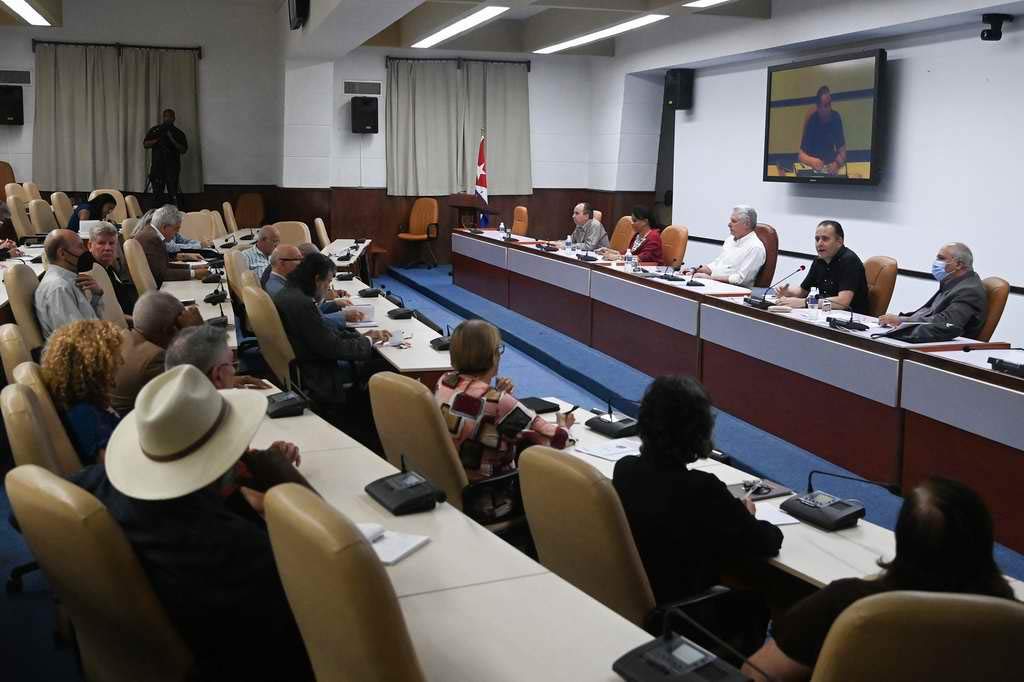 Díaz-Canel comparte prioridades culturales con artistas e intelectuales cubanos