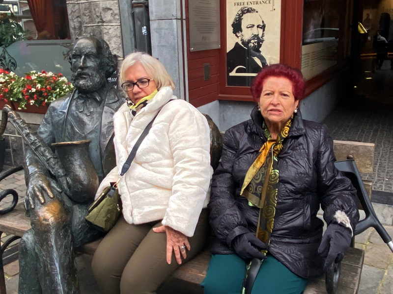 A la entrada del museo del saxofón, una estatua de su inventor, Adolf Sax. Sentada a su derecha Hortensia González, la autora de las fotografías