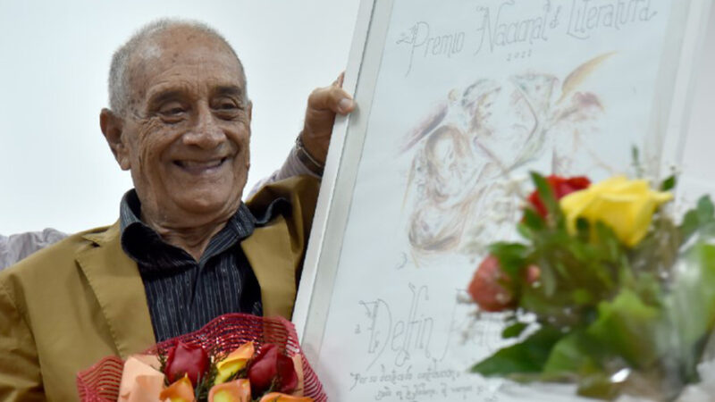 Ya tiene en sus manos Delfín Prats, el Premio Nacional de Literatura