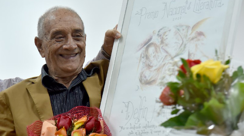 Ya tiene en sus manos Delfín Prats, el Premio Nacional de Literatura