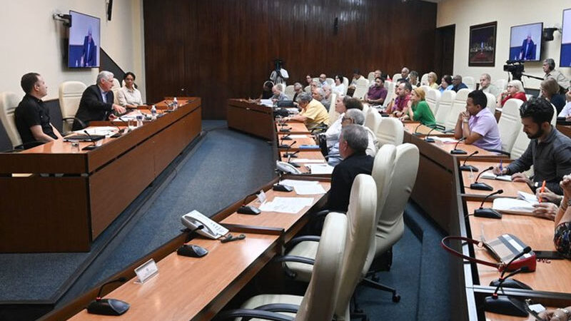 Presidente de Cuba insta a recuperar dinámica cultural del país