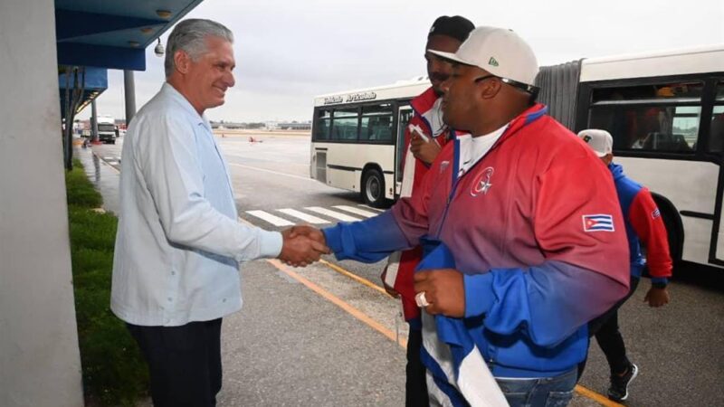 Díaz-Canel: Ustedes son héroes del béisbol de Cuba