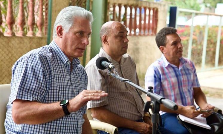 Dialoga presidente de Cuba con jóvenes y mujeres
