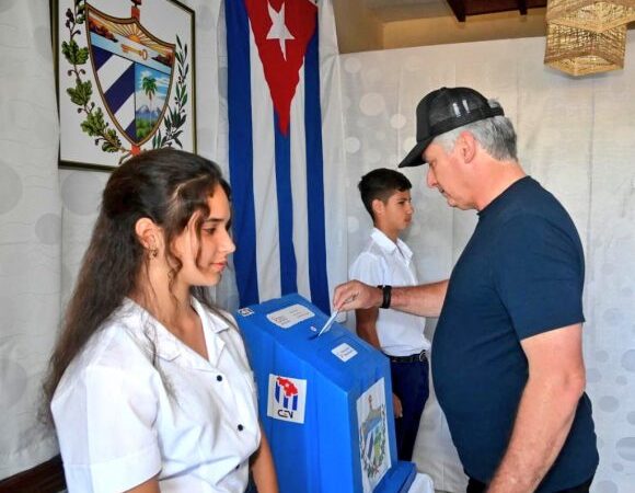 Presidente cubano ejerce su derecho al voto en elecciones nacionales