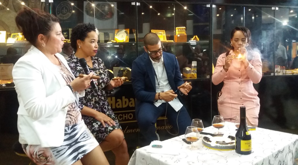 Maridaje entre los puros habanos y las bebidas espirituosas. Foto: Edelvis López Zaldívar