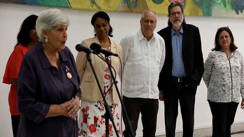 Confieren Orden Félix Varela a intelectual cubana Luisa Campuzano