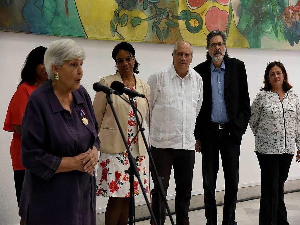 Confieren Orden Félix Varela a intelectual cubana Luisa Campuzano