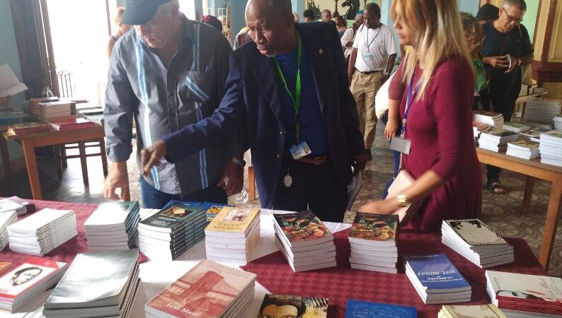Recorre Ministro de Cultura Feria del Libro en Santiago de Cuba