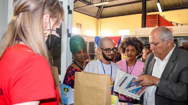 Recorre Ministro de Cultura de Cuba Feria del Libro en Holguín