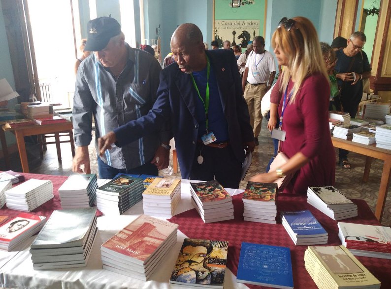 Recorre Ministro de Cultura Feria del Libro en Santiago de Cuba