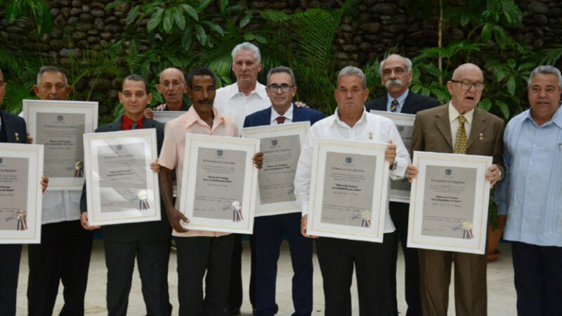Condecoró presidente cubano a Héroes del Trabajo de la República