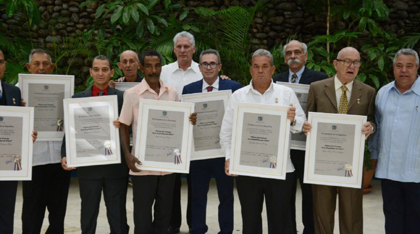 Condecoró presidente cubano a Héroes del Trabajo de la República