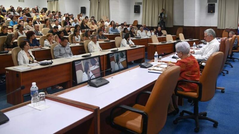 Reconoce Díaz-Canel labor de contralores y auditores de Cuba