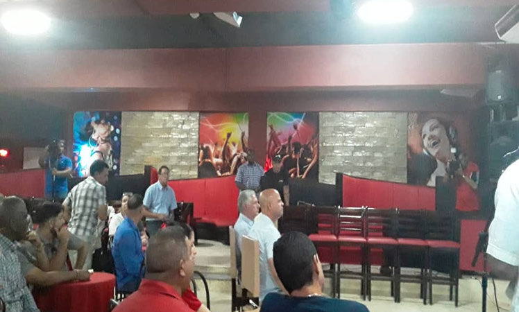 Dialoga Díaz-Canel sobre recreación con jóvenes de Santa Clara