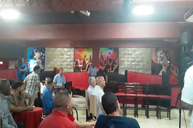 Dialoga Díaz-Canel sobre recreación con jóvenes de Santa Clara