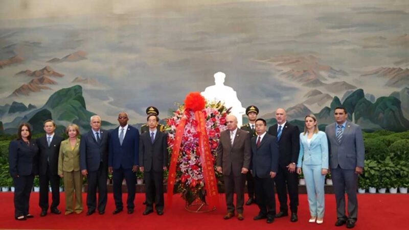 Dirigente partidista de Cuba recorre sitios históricos de China
