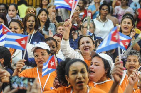 Participa Díaz-Canel en encuentro por la no violencia a la mujer