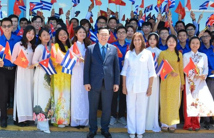 Presidente del parlamento de Vietnam llegó a Cuba para visita oficial