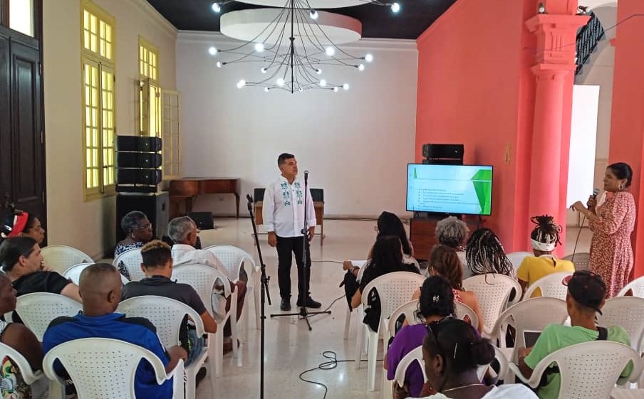 Coloquio sobre canto coral infantil en Casa del Alba de La Habana