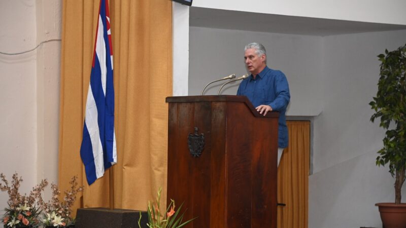 Díaz-Canel: En la educación también pongamos corazón a la Patria