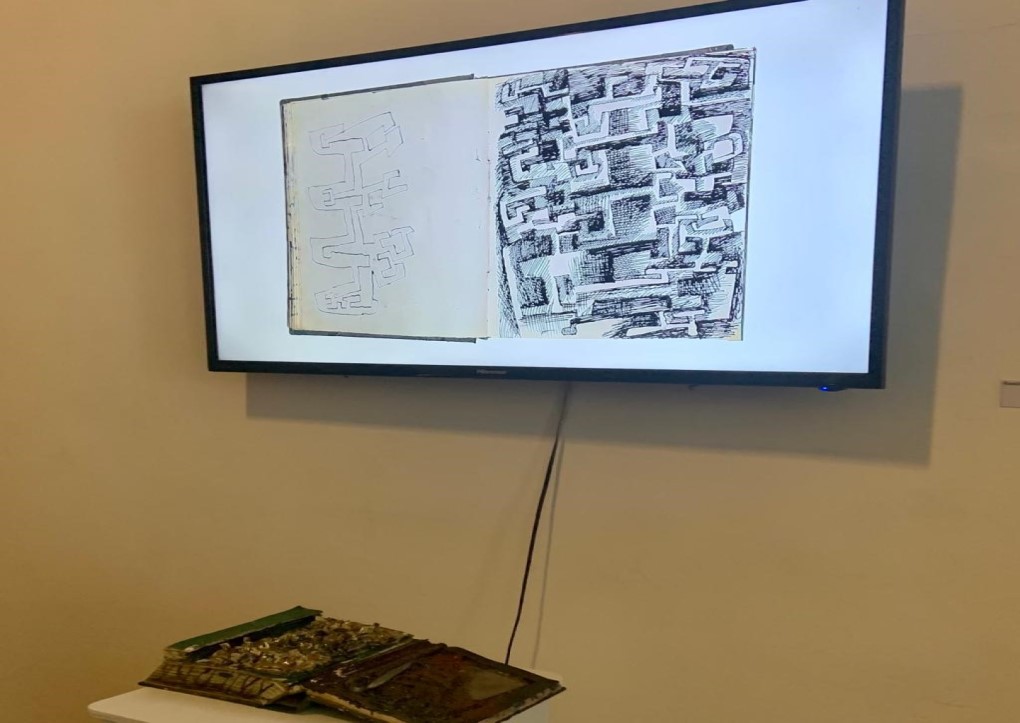 Inocencia descentrada: notas sobre la exposición Con voz propia