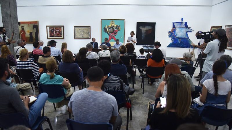 Peculiar diálogo entre imágenes y poemas en texto de Roberto Chile