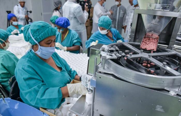 Cuba reanuda algunas líneas de producción de medicamentos, a pesar de situación compleja
