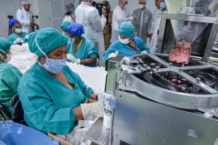 Cuba reanuda algunas líneas de producción de medicamentos, a pesar de situación compleja