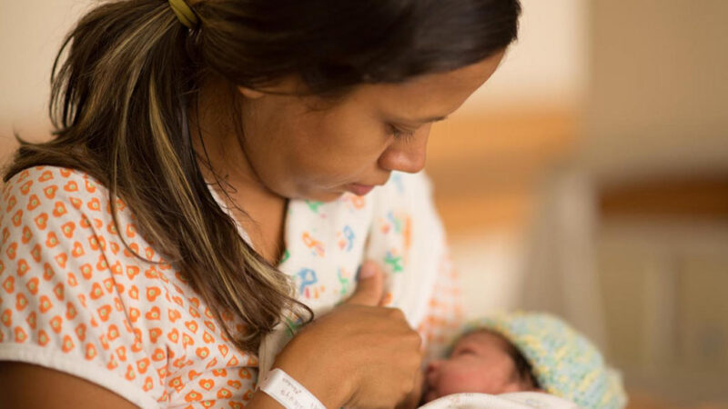 Cuba amplía protección a maternidad acorde con Código de Familias