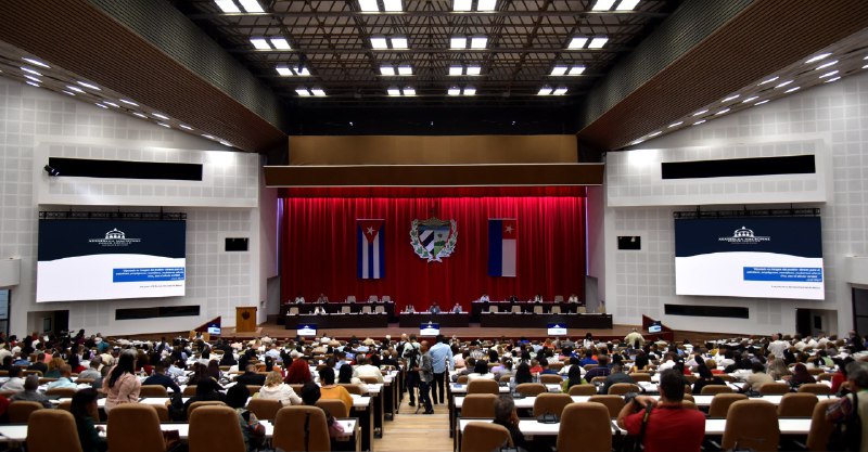 Asiste Raúl a Segunda Sesión Extraordinaria de la Asamblea Nacional del Poder Popular