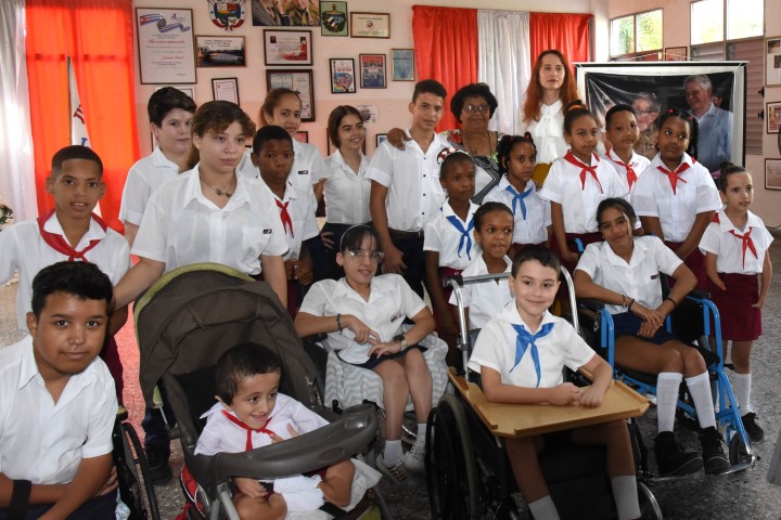 Relatora de Naciones Unidas visitó escuela especial en Cuba