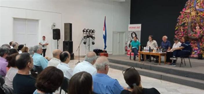 Asiste Díaz-Canel a presentación de antología sobre el Che