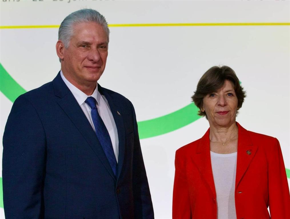 Presidente de Cuba participa en cumbre sobre Nuevo Pacto Financiero