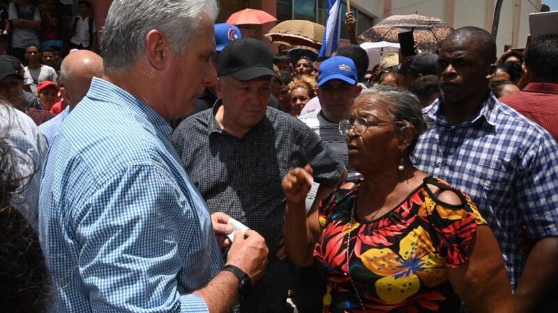 Intercambia Díaz-Canel con afectados por intensas lluvias en Granma