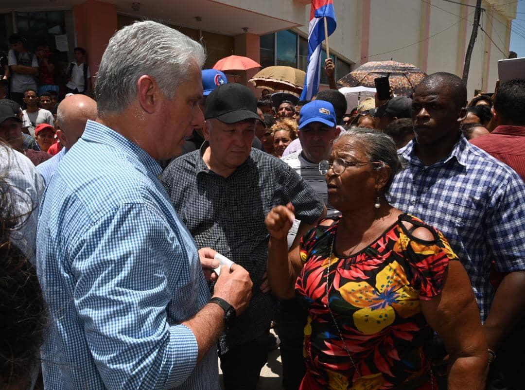 Intercambia Díaz-Canel con afectados por intensas lluvias en Granma