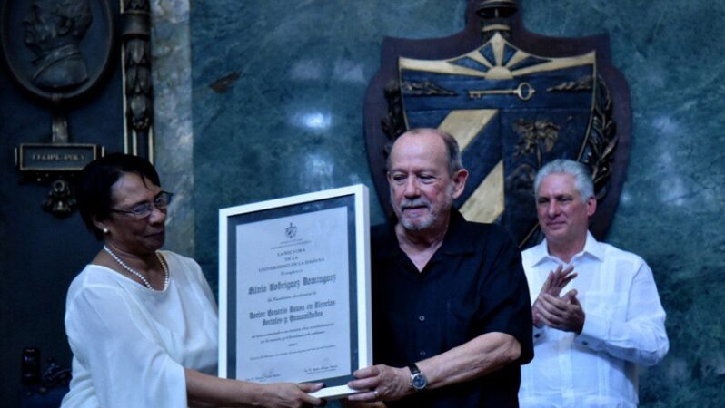 Participa Díaz-Canel en homenaje a Silvio en Universidad de La Habana