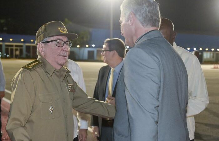 Despide Raúl a Díaz-Canel en el Aeropuerto Internacional José Martí