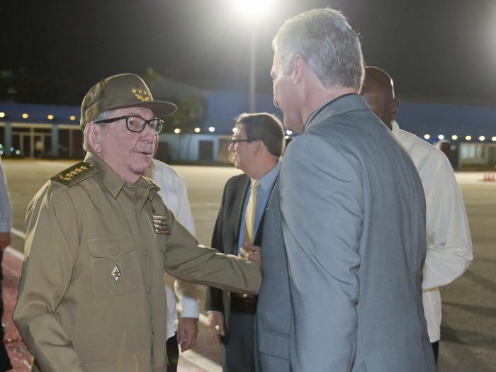 Despide Raúl a Díaz-Canel en el Aeropuerto Internacional José Martí