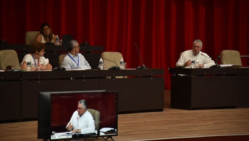 Participa Díaz-Canel en debate sobre recreación y perspectivas en las comunidades cubanas