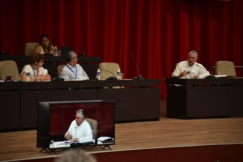 Participa Díaz-Canel en debate sobre recreación y perspectivas en las comunidades cubanas