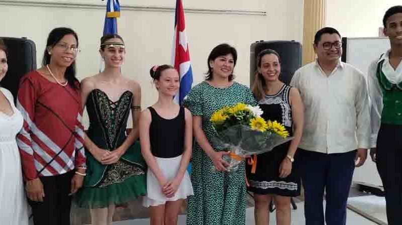 Ministra de Cultura salvadoreña visita Escuela cubana de Ballet