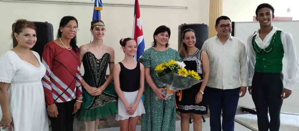 Ministra de Cultura salvadoreña visita Escuela cubana de Ballet